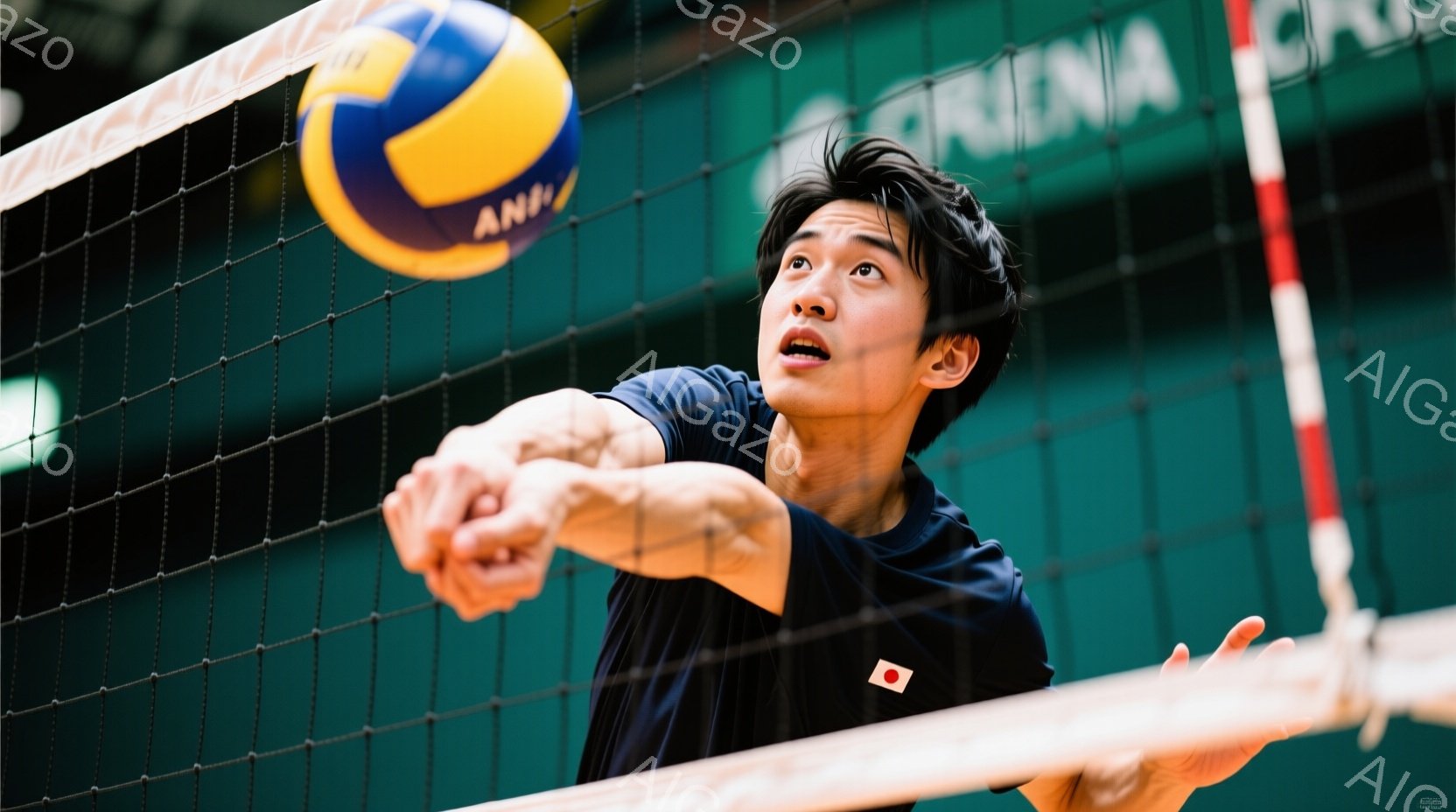 バレーボール選手がジャンプしてボールを打ち上げようとしている瞬間を捉えた写真です。黒い半袖シャツを着ており、短く整えられた黒髪が特徴的です。背景にはネットと広告が見え、競技場の集中した雰囲気が伝わってきます。