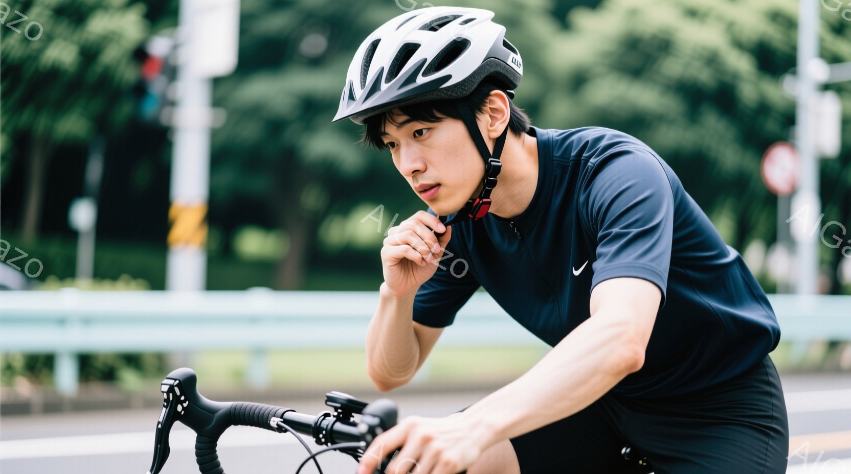 ヘルメットと黒いサイクリングウェアを着た男性が写っている。彼は自転車のハンドルバーに手を置き、少し前方を見据えており、真剣な表情をしている。背景には道路、緑豊かな木々、そしてぼやけた建物が見え、晴れた - AI生成フリー素材