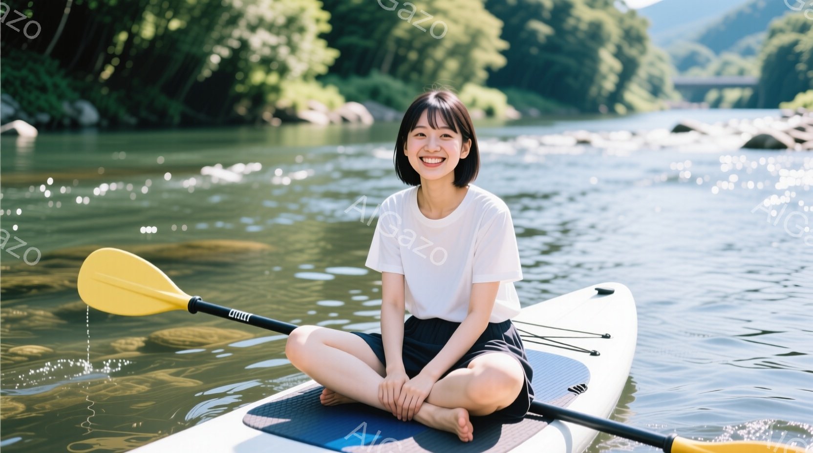 白いTシャツと黒いショートパンツを着た女性が、SUP（スタンドアップパドルボード）の上で座っています。彼女は足を組んで座り、微笑んでおり、表情はリラックスしています。背景には緑豊かな木々と穏やかな水面 - AI生成フリー素材