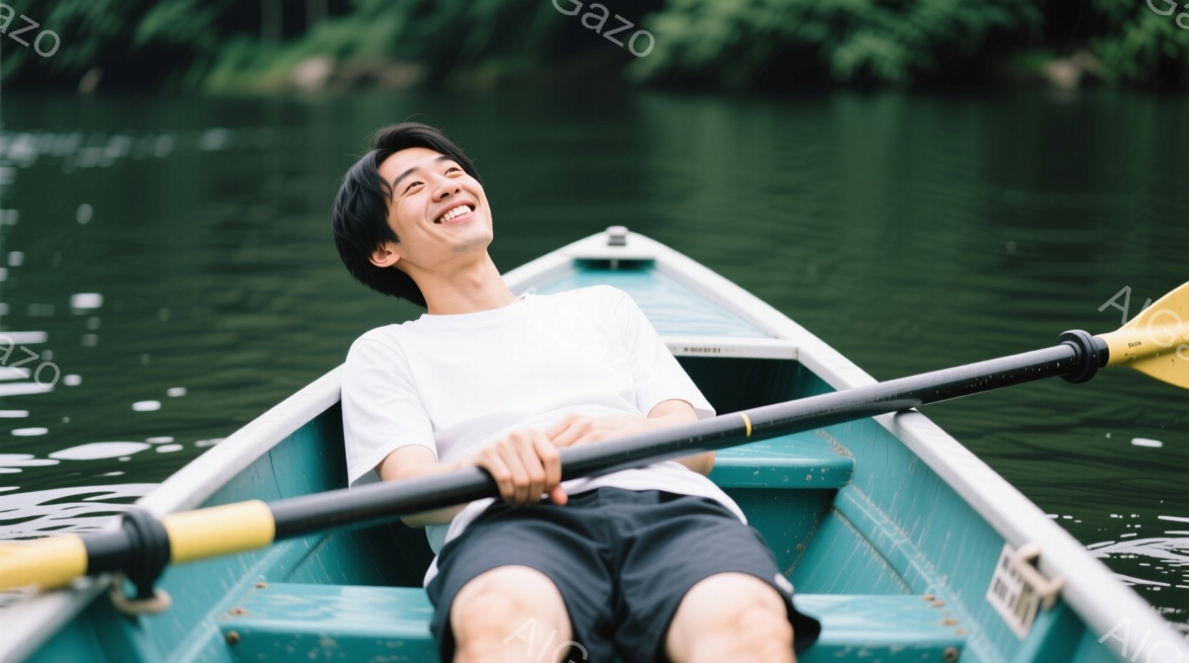 若い男性が緑色のボートに座り、上を見上げて笑顔を浮かべている。彼は白いTシャツと黒いショートパンツを着ており、短髪で、リラックスした表情をしている。背景は緑豊かな木々で覆われた水面で、穏やかで晴れた日 - AI生成フリー素材