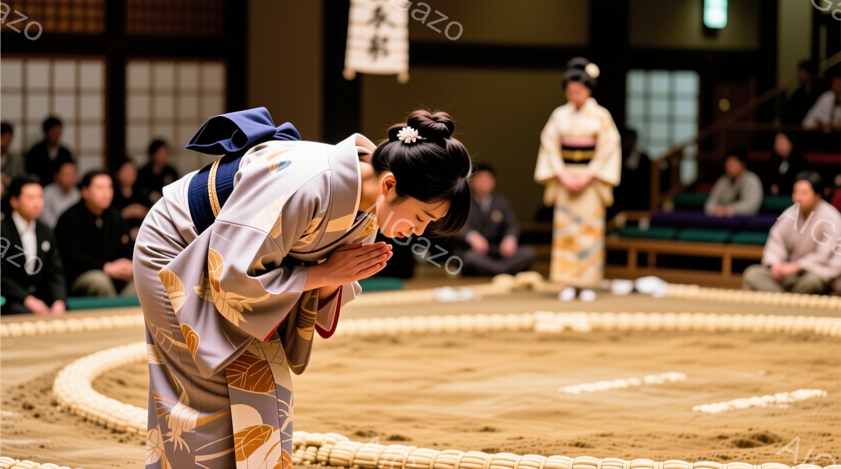 舞台中央で、女性が深々と頭を下げています。明るい黄色の地に自然をモチーフにした模様が入った着物を着ており、髪は後ろで高く結い上げ、白い髪飾りをつけています。背景には畳敷きの空間が広がり、他の人々が静か - AI生成フリー素材