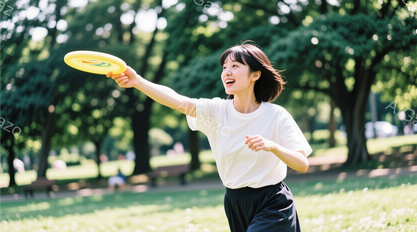 若い女性が芝生の上でフリスビーを投げようとしています。白いTシャツと黒いショートパンツを身につけ、短い黒髪をしています。背景には緑豊かな木々と、ぼやけた人影が見え、晴れた日の穏やかな公園の雰囲気が漂っ - AI生成フリー素材