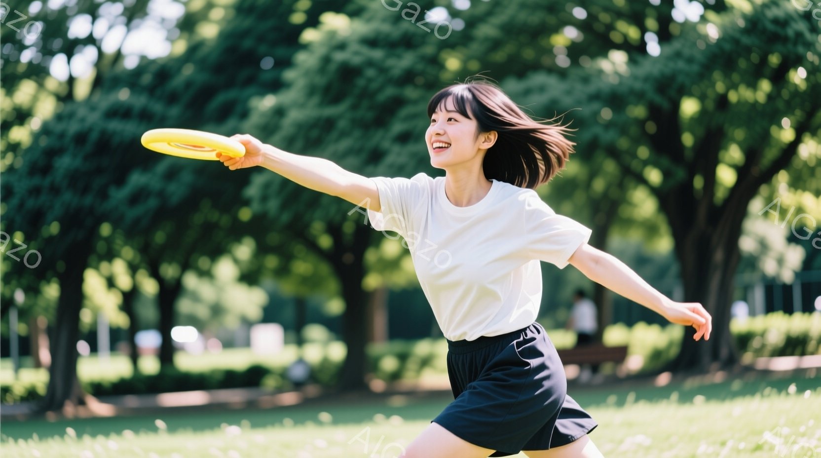白いTシャツと黒いショートパンツを着た女性が、緑の芝生の上でフリスビーを投げようとしています。彼女は少し微笑んでおり、髪は風になびいています。背景には緑豊かな木々があり、晴れた日の公園でリラックスした - AI生成フリー素材