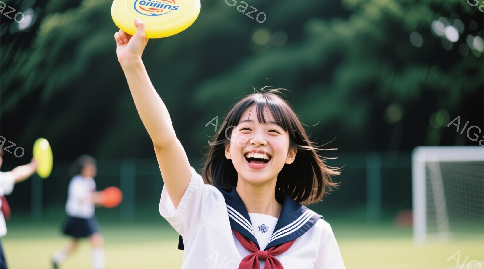 短い茶色の髪に前髪を下ろした若い女性が、笑顔で黄色いフリスビーを高く掲げています。彼女は白いセーラー服を着ており、背景には緑の芝生とサッカーゴールが見えます。晴れた日の屋外で、明るく活気のある雰囲気で - AI生成フリー素材
