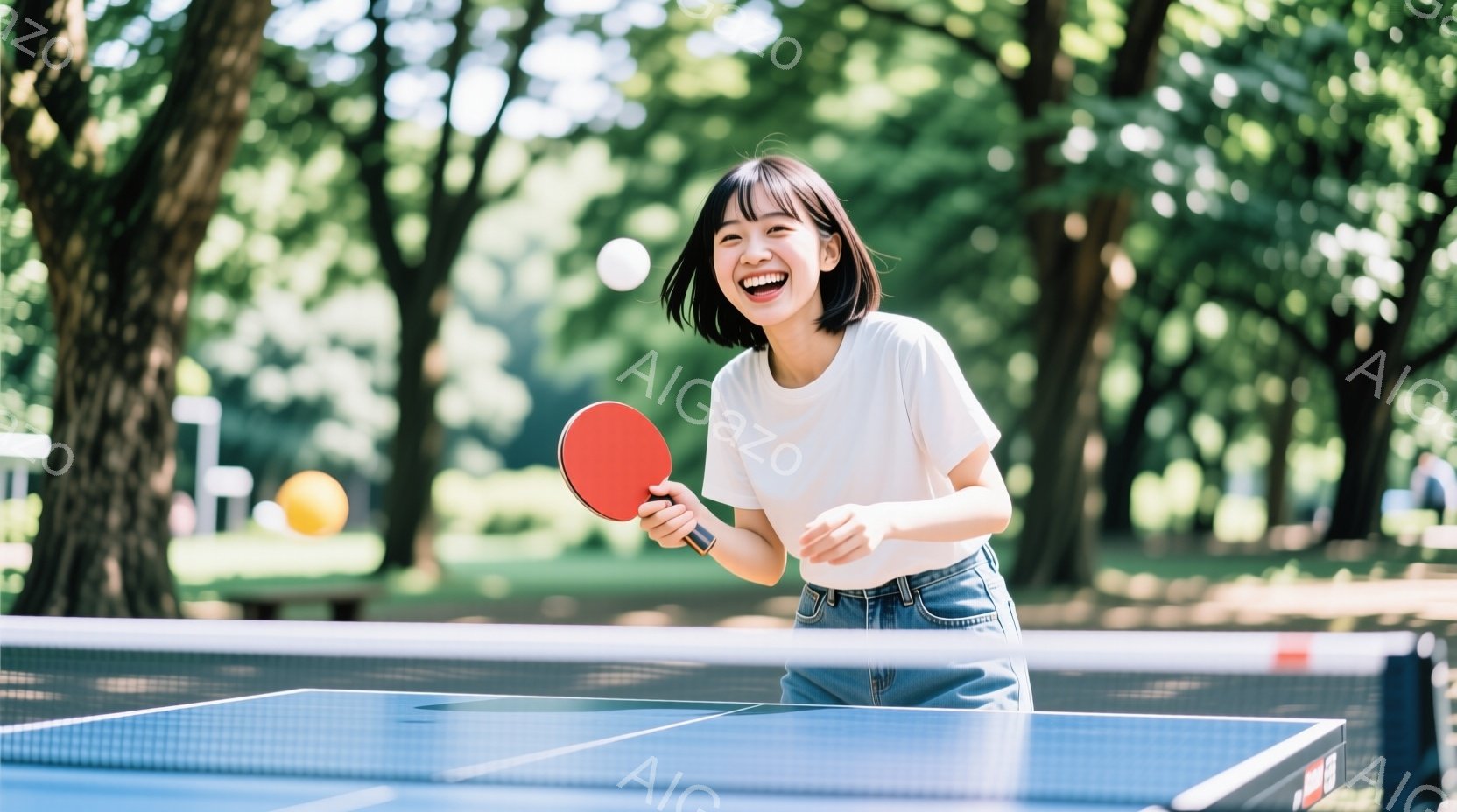 卓球台の前に立つ若い男性選手が写っている。黒い卓球ウェアに身を包み、髪は短く整えられ、集中した表情でラケットを構えている。背景にはぼやけた観客席と、中国語の看板が見え、試合中の緊迫感と競技場の雰囲気が - AI生成フリー素材