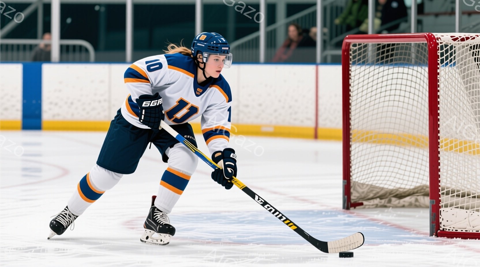 アイスホッケー選手が氷上を滑走している様子が写っている。紺色とオレンジ色のユニフォームを着用し、ヘルメットをかぶり、スティックを構えている。背景にはホッケーゴールのネットと観客席が見え、競技場の冷たい - AI生成フリー素材