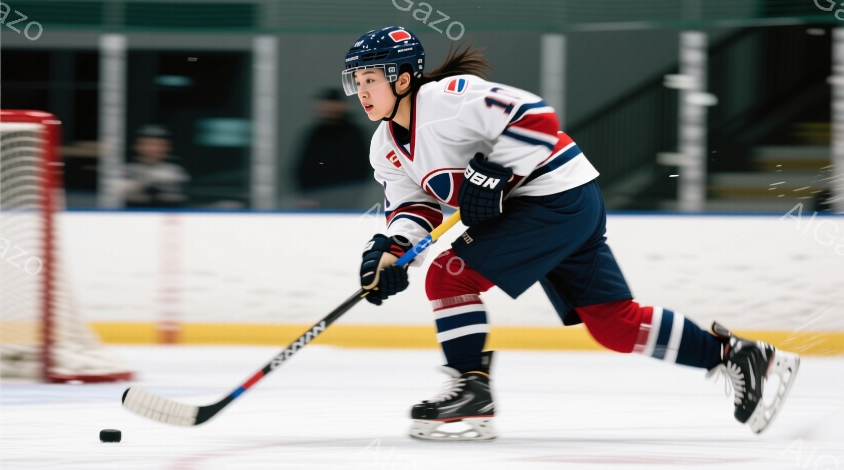 アイスホッケー選手がリンクを疾走している様子が写っている。紺と赤のストライプが入った白いジャージに黒いヘルメットを着用し、黒い髪をポニーテールにしている。選手は左手でホッケーのスティックを握り、パックを追っている。