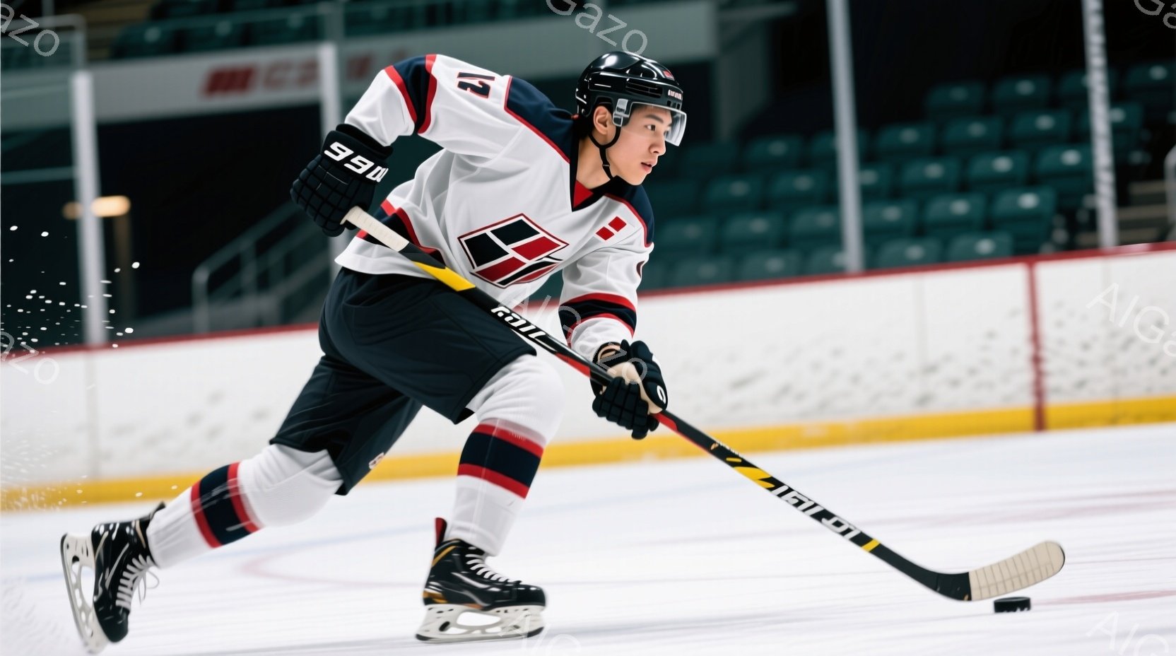 アイスホッケー選手がリンク上を滑走している様子が写っている。彼は白を基調とした黒と赤のラインが入ったユニフォーム、ヘルメットを着用し、黒いヘアスタイルを隠している。彼の表情は真剣で、スティックを構え、パックを追いかける姿勢はダイナミックで、競技への集中が伝わってくる。