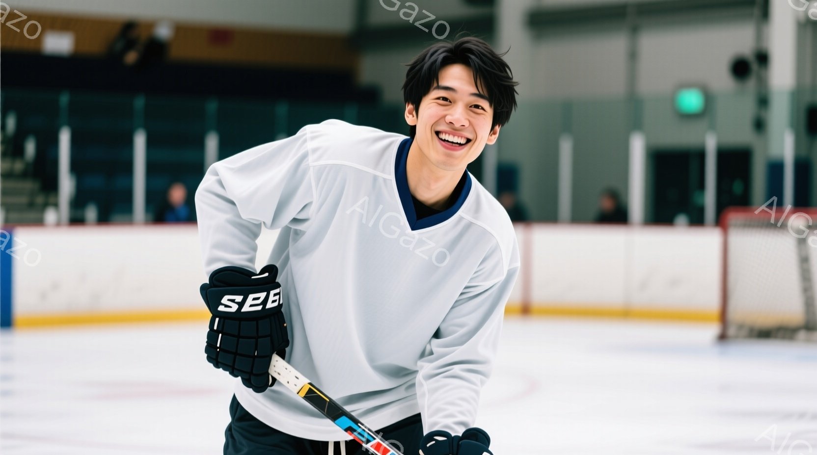 アイスホッケーリンクに立つ若い男性が写っている。彼は白い襟付きのホッケーシャツに黒いズボンを着用し、スティックを持ち、笑顔を見せている。背景にはアイスホッケーリンクの壁と観客席が見え、明るく活気のある雰囲気が漂っている。