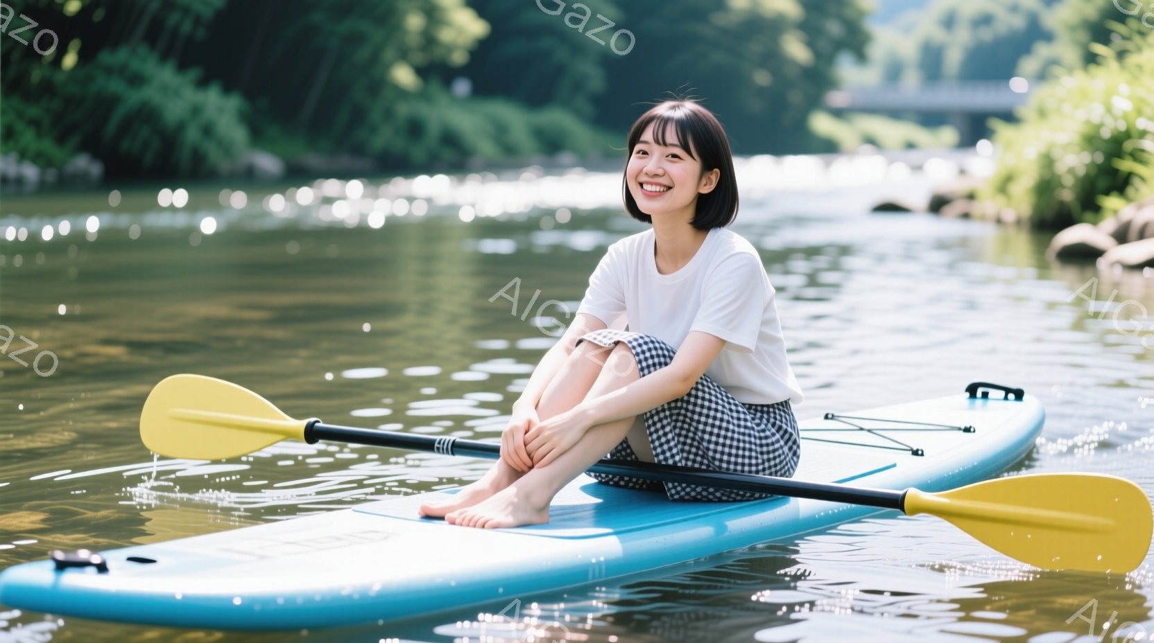 若い女性が水上を浮遊するターコイズブルーのSUP（スタンドアップパドルボード）に座っています。白いTシャツとチェック柄のショートパンツを着用し、素足でリラックスした表情を浮かべています。背景には緑豊か - AI生成フリー素材