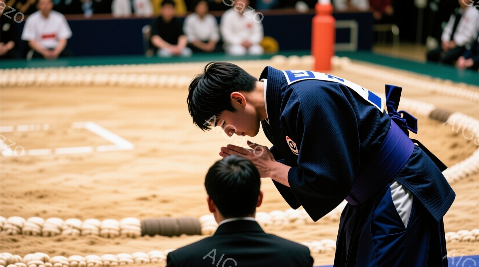 相撲の力士が土俵上で深くお辞儀をしています。藍色の相撲着に締め込みを締め、短髪で真剣な表情をしています。土俵の周囲には藁の筵が敷かれており、背景には観客席が見え、競技場の雰囲気が伝わってきます。 - AI生成フリー素材
