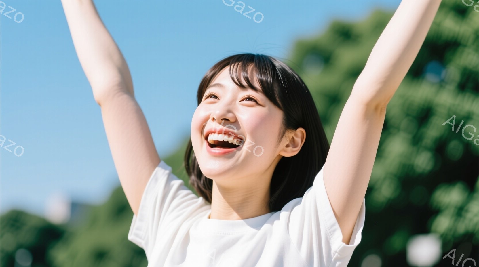 若い女性が両手を上げて笑顔で空を見上げている。白いTシャツを着ており、黒髪のショートヘアが特徴的だ。背景には緑豊かな木々と青空が広がり、晴れた日の開放的な雰囲気が漂っている。 - AI生成フリー素材