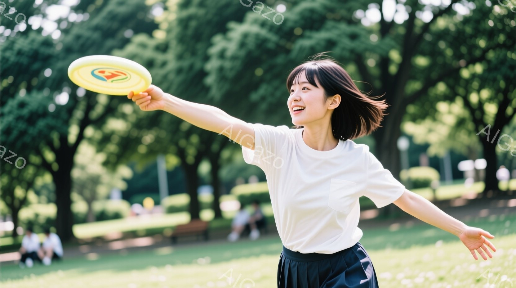 短い黒髪で、笑顔の女性がフリスビーを投げている。白いTシャツと黒いスカートを身につけ、緑豊かな公園の芝生の上で、腕を伸ばしてポーズをとっている。背景には木々やベンチが見え、晴天で穏やかな雰囲気を感じさせる。