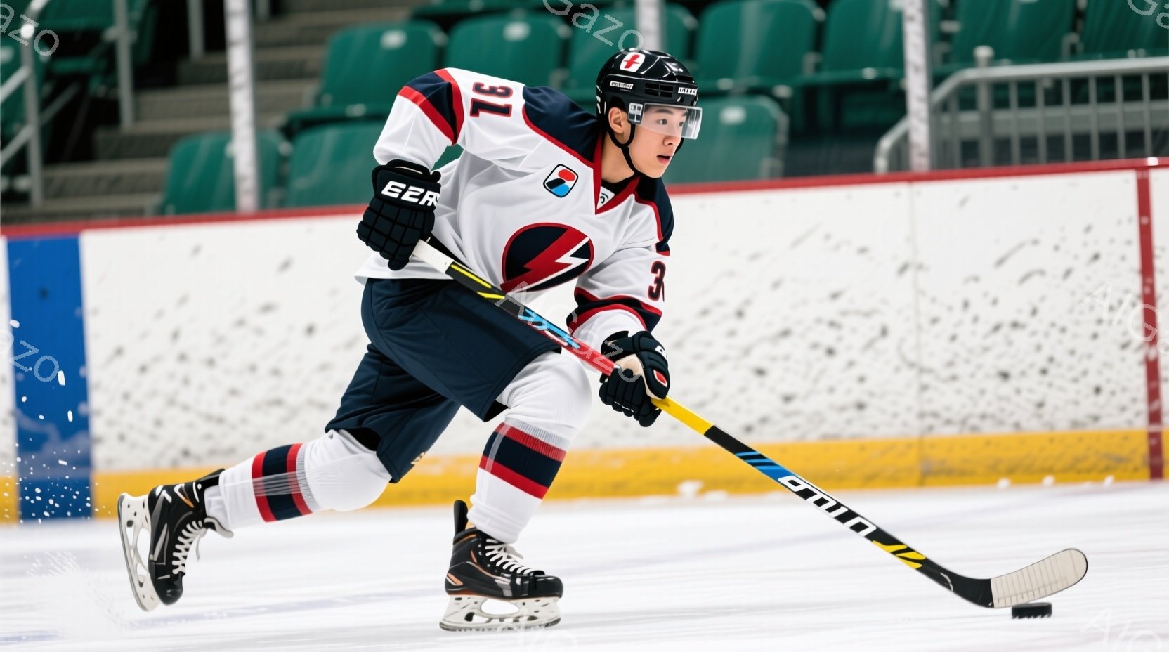 アイスホッケー選手がリンク上でプレーしている様子が写っています。赤、白、青のユニフォームを着用し、黒いヘルメットとプロテクターを付けています。リンクの背景には観客席が見え、アイスホッケーの試合が行われ - AI生成フリー素材