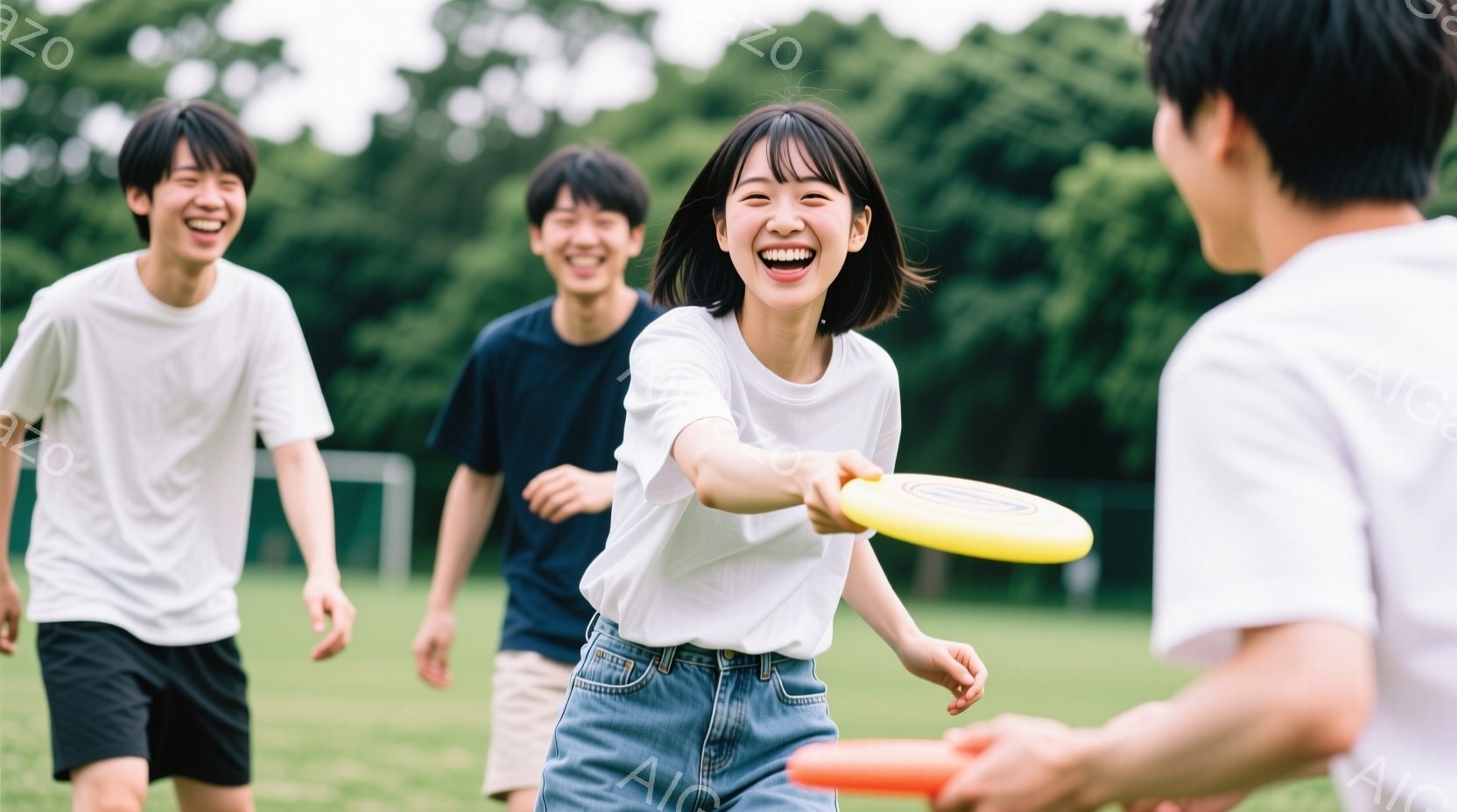 ３人の若者が芝生の公園でフリスビーを楽しんでいる様子が写っている。女性は白いTシャツとデニムのショートパンツを着用し、笑顔でフリスビーを投げている。背景には緑豊かな木々と青空が広がり、晴れた日の活動的 - AI生成フリー素材