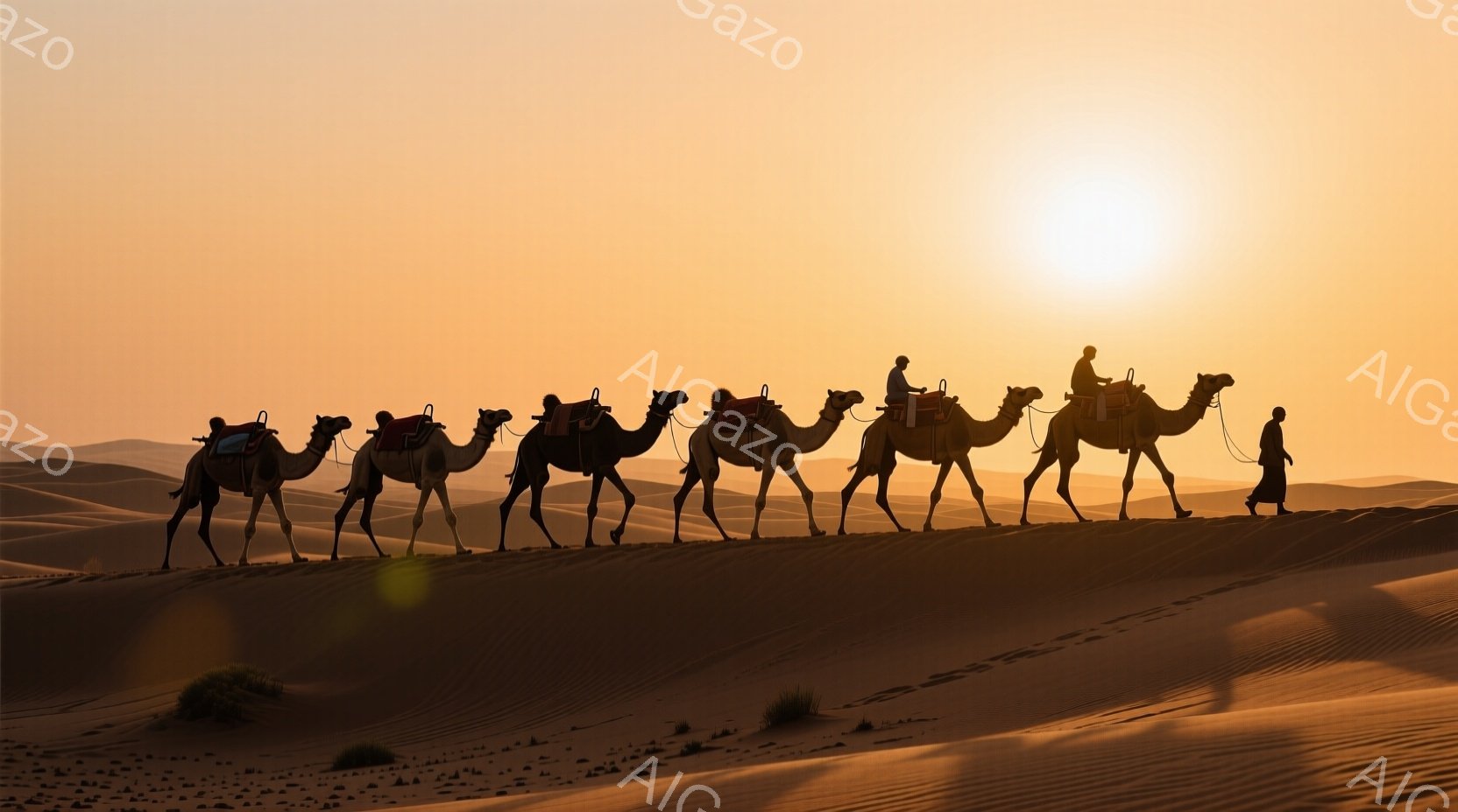 砂漠の中にラクダの隊列が連なっている様子が捉えられている。ラクダにはそれぞれ人が乗っており、隊列の先頭には一人の人物がラクダに続いて歩いている。背景は広大な砂丘と夕焼けのような暖色の空で、穏やかで神秘的な雰囲気を醸し出している。