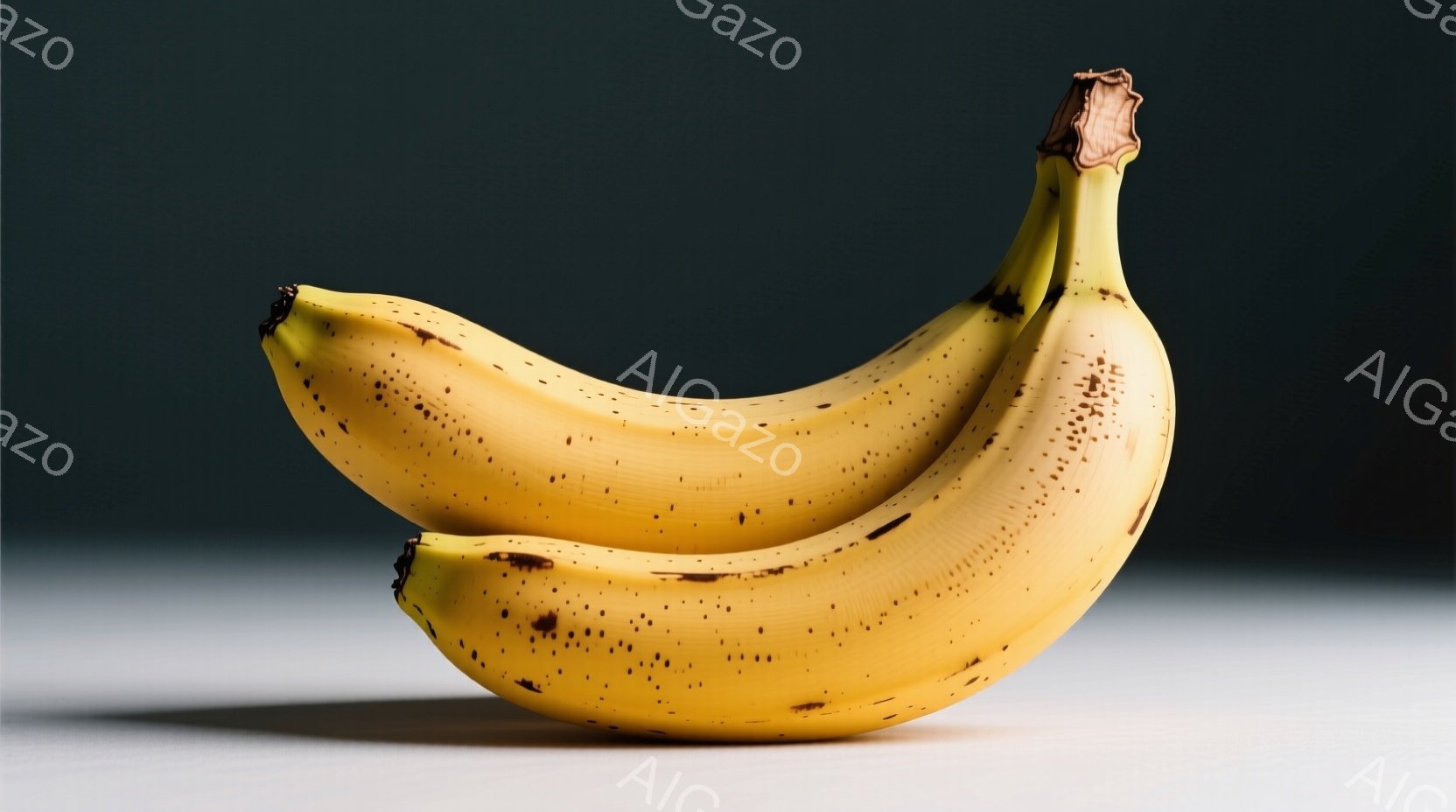 2本の熟したバナナが、薄いグレーの表面に並んで置かれています。バナナは黄色みがかった色をしており、表面には小さな茶色い斑点が見られます。背景は暗い青色で、バナナを際立たせています。 - AI生成フリー素材