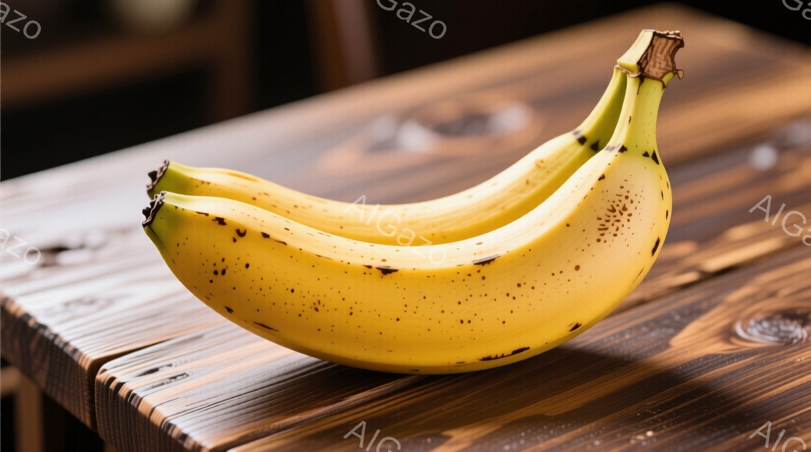 熟れたバナナが二本、木製のテーブルの上に横たわっている。バナナは黄色地に茶色い斑点があり、熟度を示している。背景は木の質感が見えるテーブルトップで、暖かく素朴な雰囲気を醸し出している。