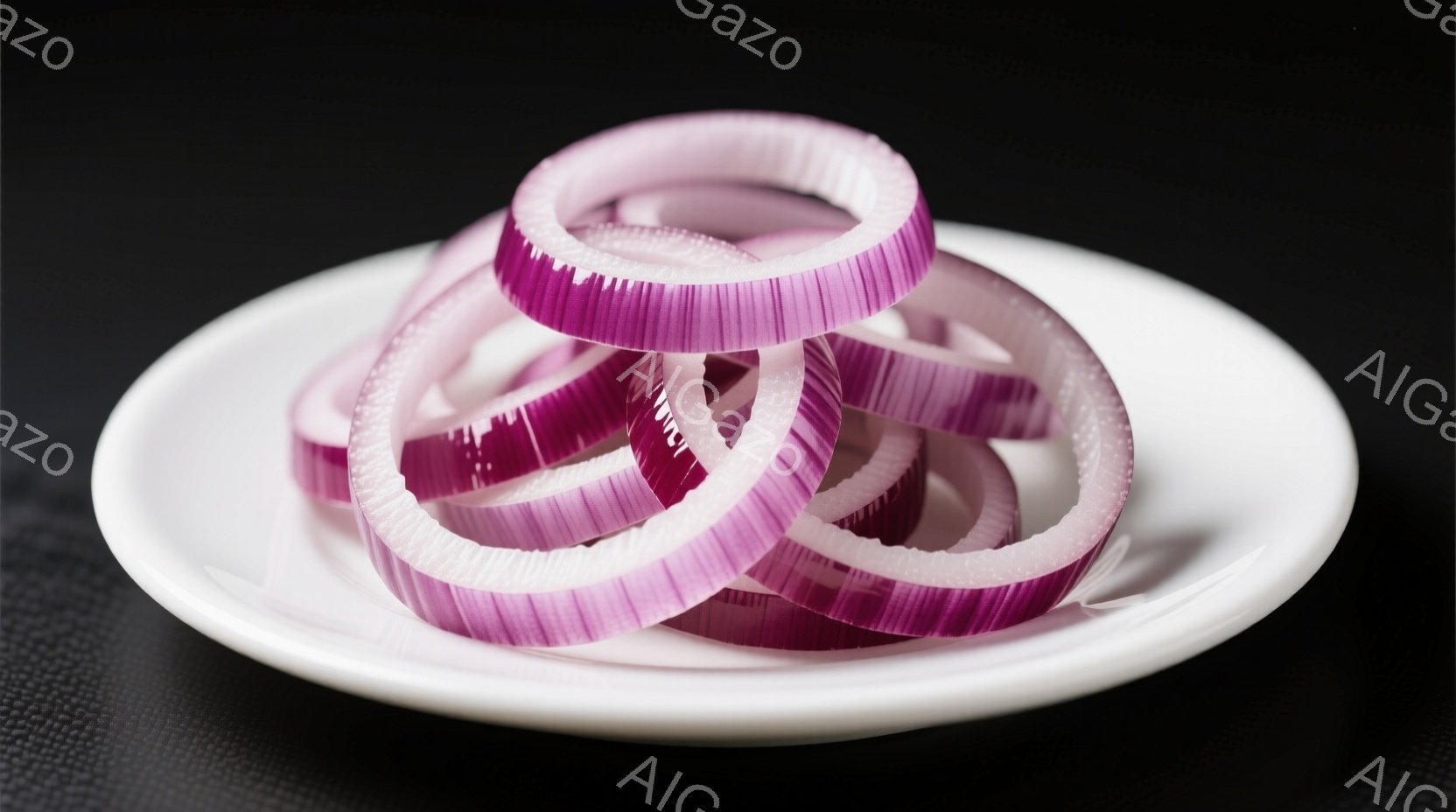 白い皿の上に、スライスされた紫玉ねぎが積み重ねられています。玉ねぎは薄切りで、その美しい層が見て取れます。背景は暗く、玉ねぎの紫色が際立っており、食欲をそそる雰囲気が漂っています。