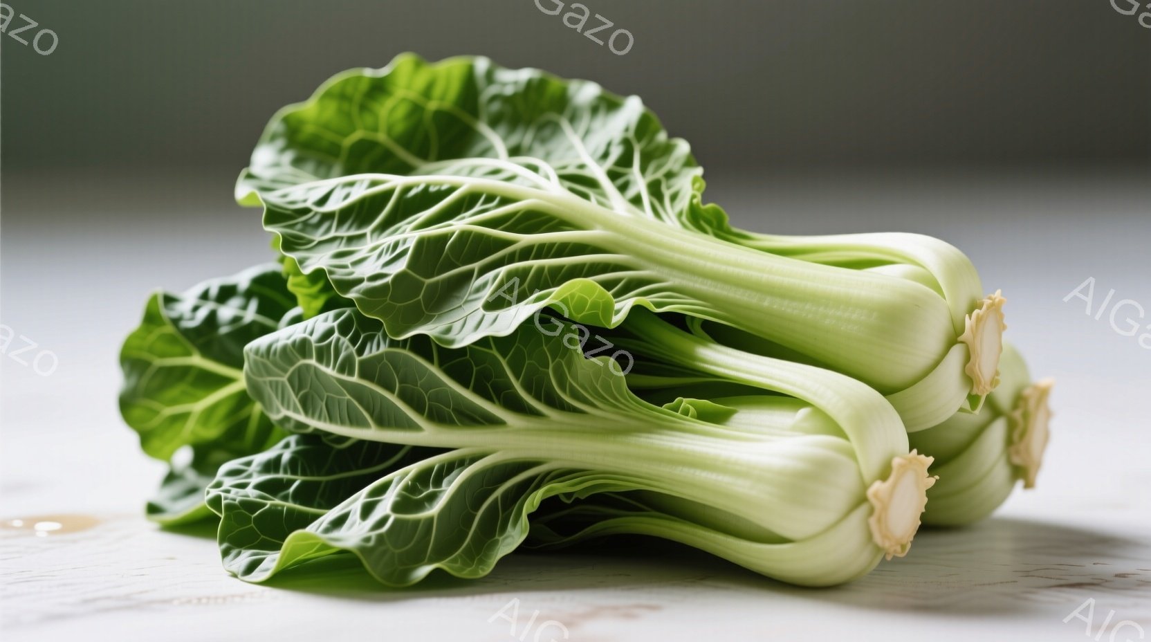 白菜が何本か、白い木製のテーブルの上に置かれています。葉は鮮やかな緑色で、茎は白く、全体的に新鮮で健康的な印象を与えます。背景はぼやけており、白菜が主な焦点となっています。 - AI生成フリー素材