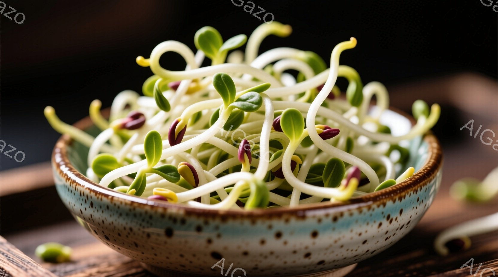陶器の浅い茶色のボウルに、発芽した豆の芽が密集して盛られています。豆の芽は白く、先端が鮮やかな緑色で、小さな紫色の豆の殻がいくつか見られます。背景には木製のトレイがあり、全体的に自然で健康的な雰囲気です。