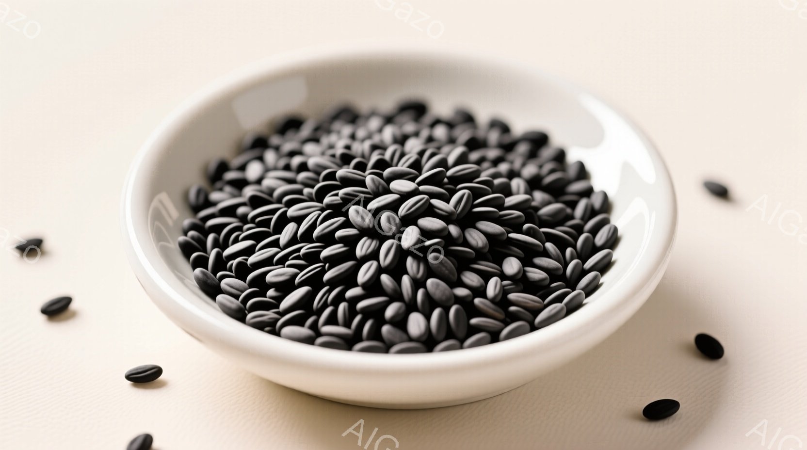 白い丸い器の中に、黒豆がぎっしりと詰まっています。数粒の黒豆が器の周りに散らばっており、均一な形と光沢のある黒色が特徴的です。背景は薄いベージュ色で、豆の黒色が際立っています。