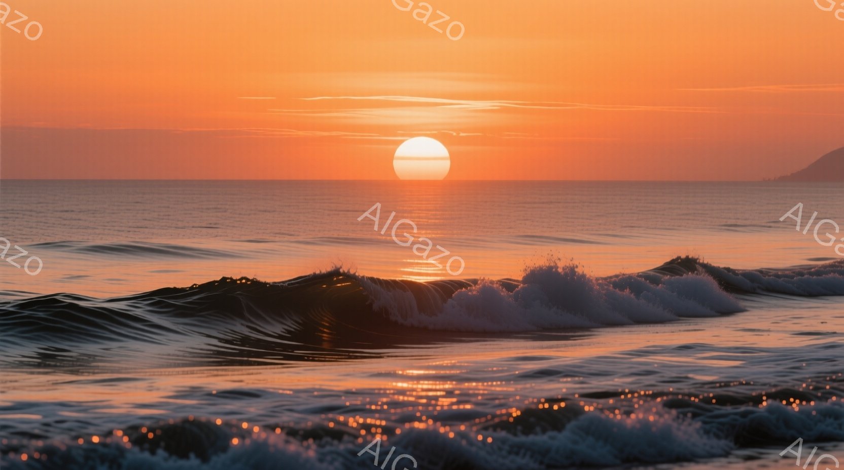 鮮やかなオレンジ色の夕日が海面から昇り、水面に金色の反射を作り出している。波は白く泡立ち、力強く押し寄せ、前景にダイナミックな動きを捉えている。背景にはぼんやりとした山々が見え、穏やかで美しい夕暮れの - AI生成フリー素材