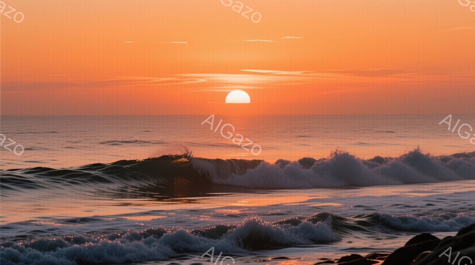 鮮やかなオレンジ色の夕焼けが、穏やかな海面を照らし出している。波は白く泡立ちながら迫り、太陽の光を反射してキラキラと輝いている。全体的に暖かく、平和で静謐な雰囲気が漂っている。 - AI生成フリー素材