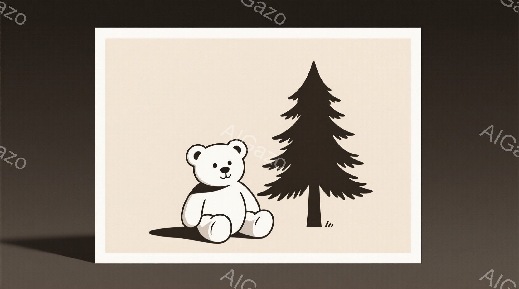白いテディベアが座っており、穏やかな表情をしています。ベアのすぐ隣には黒いシルエットの針葉樹が立っており、影が地面に落ちています。背景は薄いベージュ色で、全体的に穏やかで素朴な雰囲気が漂います。