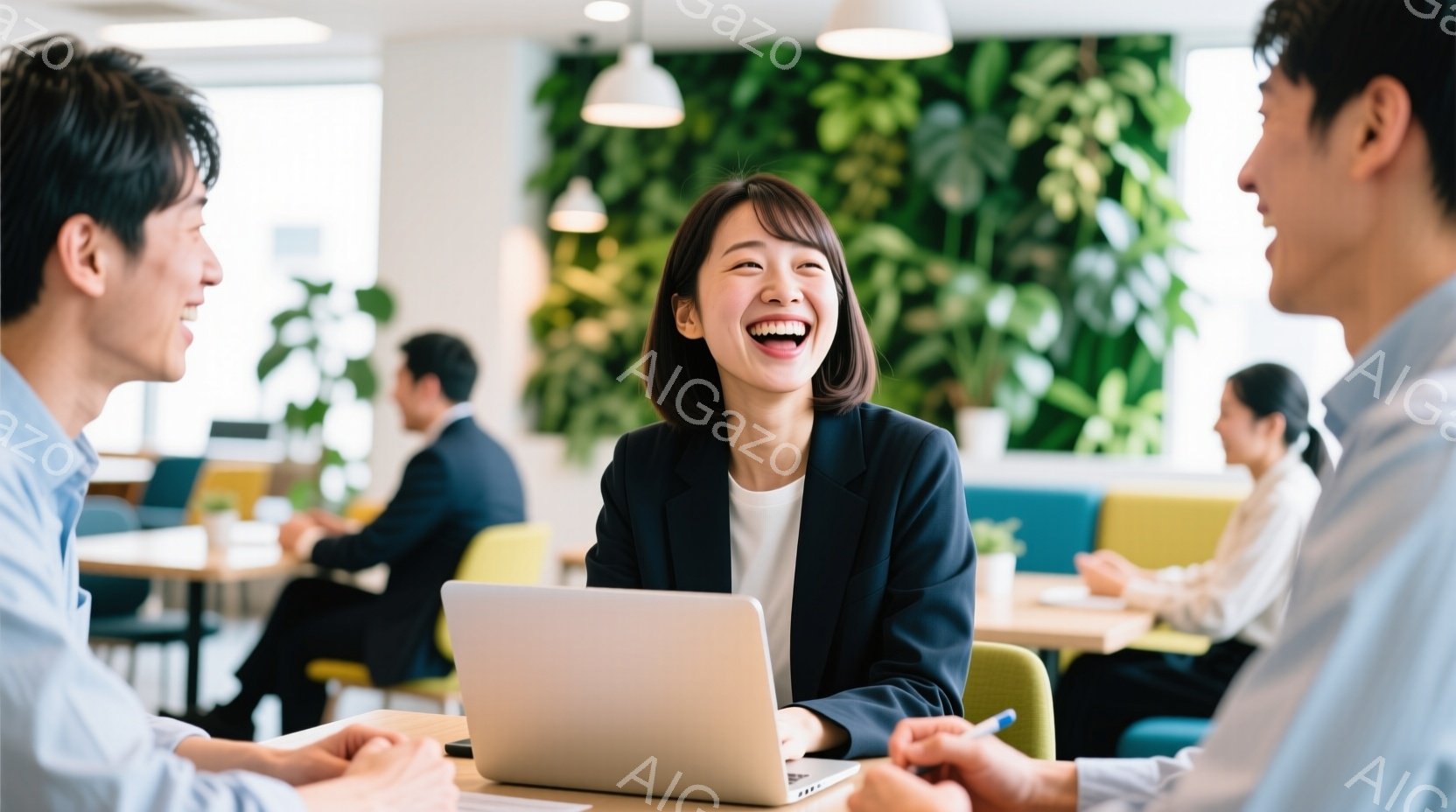 女性はグレーのオフィスキャビネットの前に立って、開いた引き出しから書類を取り出そうとしています。彼女は黒いスーツと黒髪のポニーテールで、集中した表情をしています。背景にはオフィス内のデスクや椅子が見え、全体的にビジネスライクで落ち着いた雰囲気です。