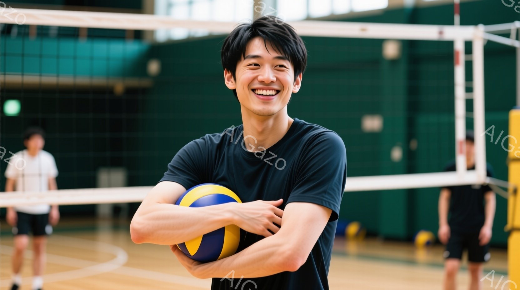 黒いTシャツを着た若い男性が、両腕でバレーボールを抱きかかえ、満面の笑みを浮かべている。体育館の床にはコートラインが描かれ、背景にはネットと他のプレーヤーがぼんやりと見える。明るい室内で、活気があり、競技を楽しむ雰囲気が伝わってくる。