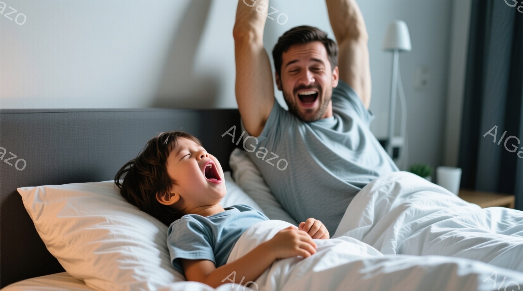 少年と大人がベッドで寝ており、それぞれ口を開けてあくびをしています。大人は青いTシャツを着て、腕を上げて伸びをしており、少年は同じく青いTシャツを着て、横向きに寝ています。背景には白を基調としたシンプルな寝室が見え、穏やかでリラックスした雰囲気が漂っています。