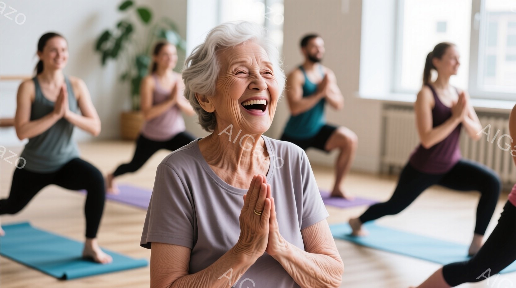 ヨガマットの上で、数人の人々がヨガのポーズをとっています。中央には笑顔の高齢女性がおり、両手を合わせて祈るようなポーズをとっています。背景は明るい室内で、窓から自然光が差し込み、穏やかで健康的な雰囲気が漂っています。