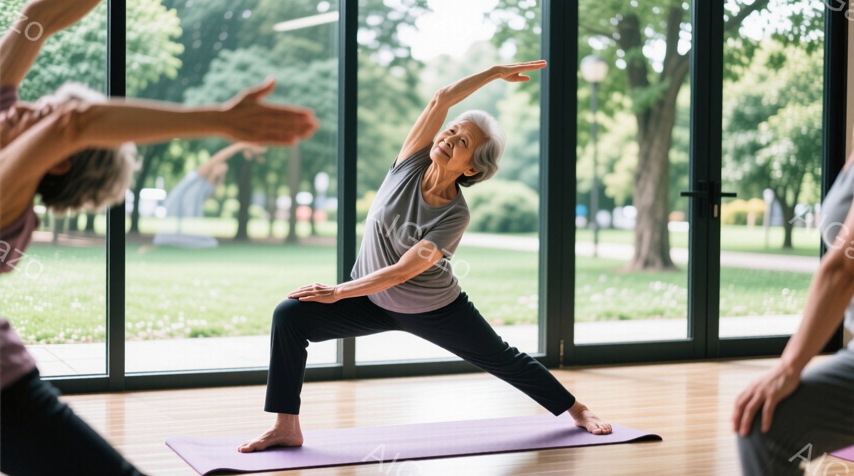 主に老年女性がヨガを行っているシーンを提供します。彼女は柔らかなポジションで体をストレッチし、静かで深い息を吸います。彼女の服装は簡素で、髪型は長く整っています。彼女の表情は平和で集中しています。背景には建物と一部の自然が見られますが、天気は晴れであると思われます。全体として、画像は静かで心地よい雰囲気を表します。