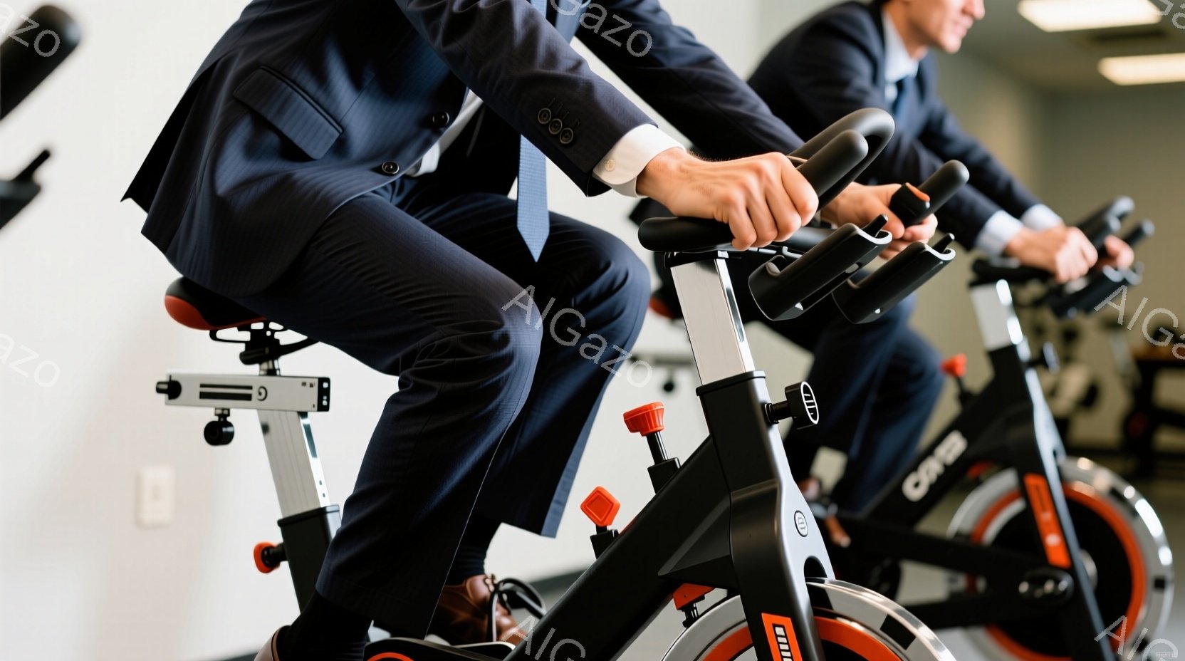 スーツ姿の男性が、フィットネスバイクで運動している様子が写っている。彼はネクタイを締め、茶色の革靴を履き、真剣な表情でペダルを漕いでいる。背景はシンプルなジムの空間で、白い壁と他のバイクがぼやけて見える。