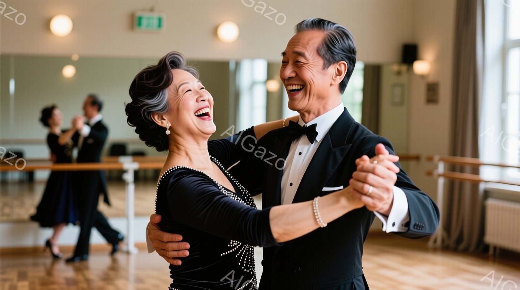 高齢のカップルがダンスフロアでダンスを楽しんでいます。女性は黒地にスパンコールが散りばめられたドレスを着用し、真珠のネックレスをしています。男性は黒いタキシードを着ており、二人は笑顔で踊っており、幸せな雰囲気が伝わってきます。