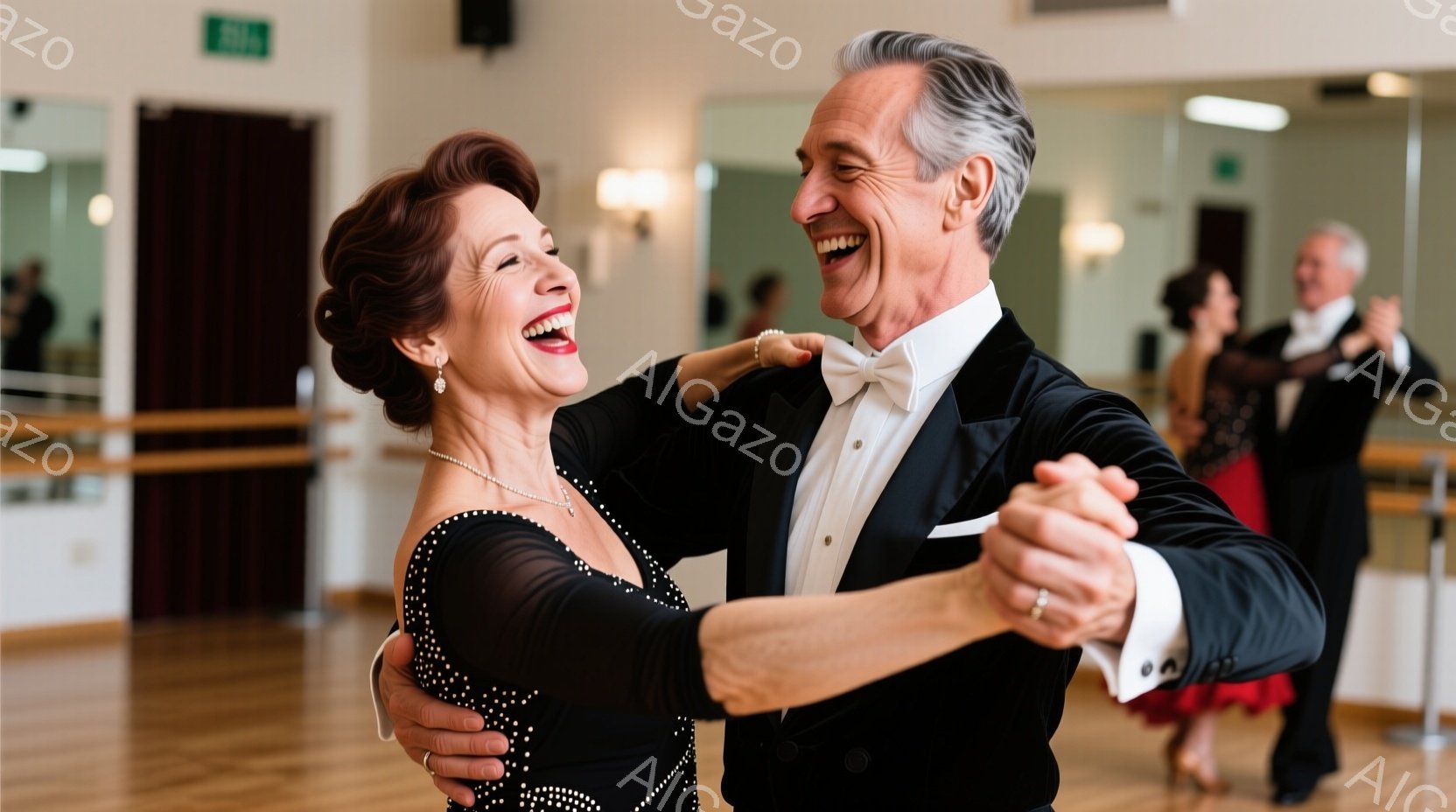 年配の男女がダンスホールで踊っています。女性は黒のビーズが施されたドレスを着ており、赤茶色の髪はアップスタイルで、満面の笑みを浮かべています。男性は黒いタキシードと蝶ネクタイを着て、同じように笑顔で踊っており、背景には他のダンサーとダンスホールの内装が見えます。