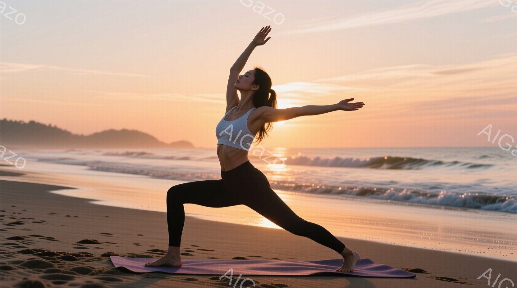 ヨガをする女性が、紫色のヨガマットの上で、片足を前に出し、両腕を上げて立っています。彼女は黒のレギンスと白いタンクトップを着ており、髪は後ろでポニーテールに結ばれています。背景には穏やかな海と夕焼けのオレンジ色とピンク色の空が広がり、静かで平和な雰囲気を醸し出しています。
