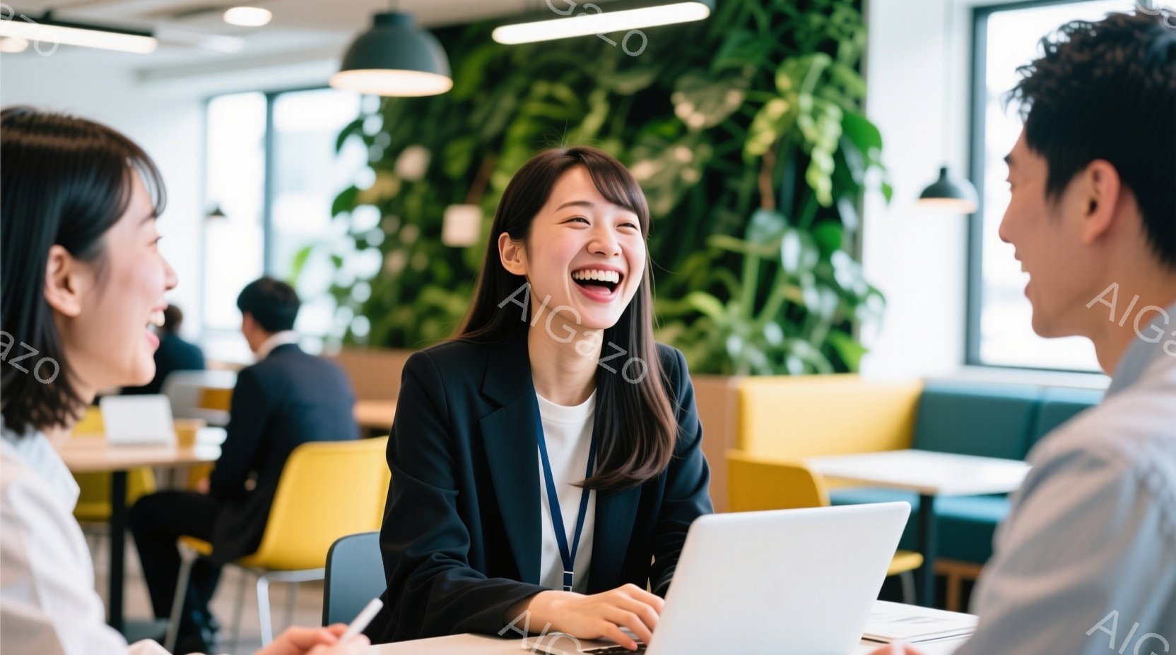 明るいオフィス空間でテーブルを挟んで向かい合って座る男女が写っています。女性は黒いジャケットを着ており、髪は肩にかかる長さで、顔には満面の笑みが浮かんでいます。男性は白いシャツを着ており、女性の話を聞 - AI生成フリー素材