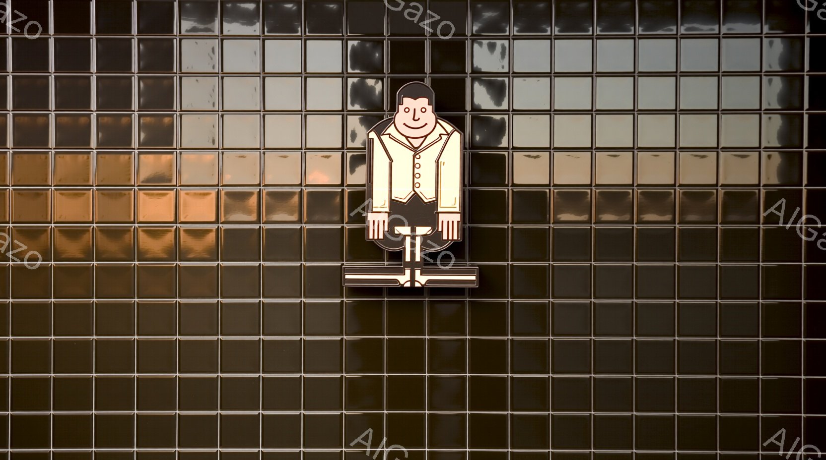 黒い背景のタイル張りの壁の前で立つ、平坦で図式化された人物が描かれています。その人物は黒いズボンと白いシャツを着ており、顔は単純な丸と点による表現で、表情は穏やかです。 全体的にミニマルで、ポップアートのような雰囲気があります。