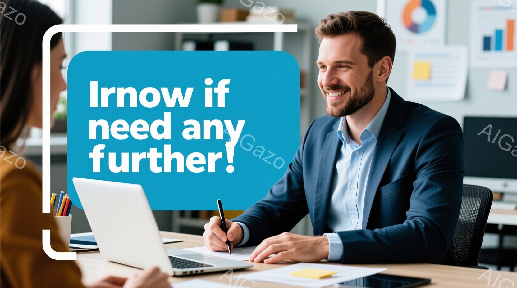 ビジネスシーンを表す。男性がオフィスの机前に座り、笑顔を浮かべており、彼の服装は正式であることが明らかです。女性が背景におり、仕事に集中しています。オフィス環境はプロフェッショナルな雰囲気を持っていると思われます。