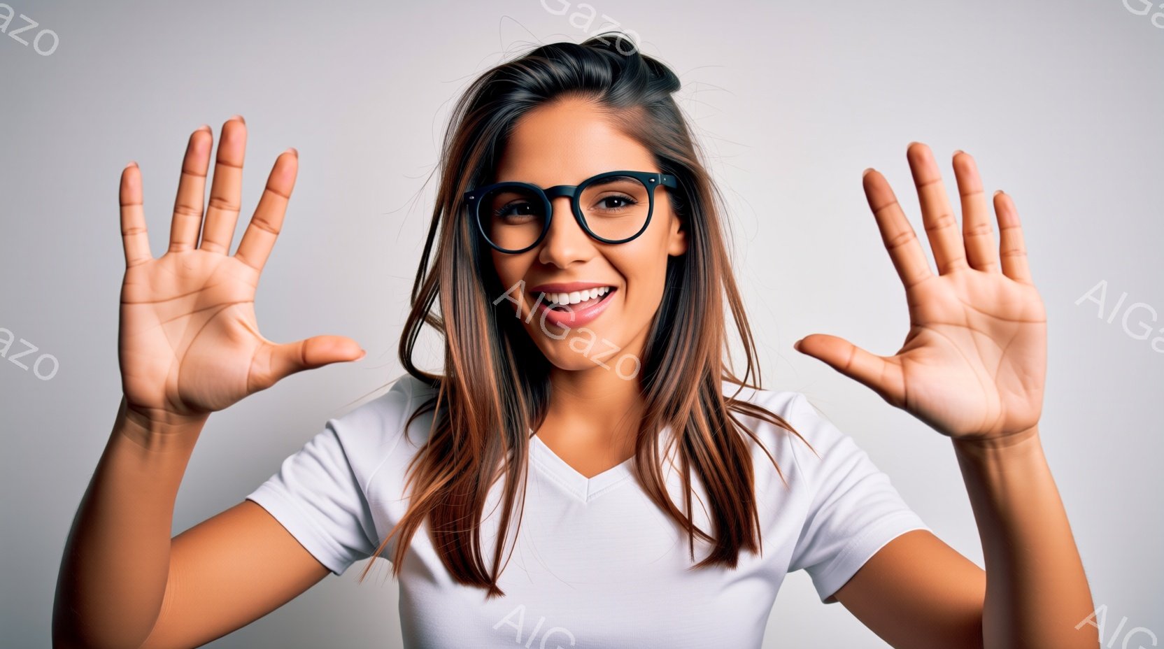 茶髪で長くウェーブのかかった髪を持つ女性が、白いVネックのTシャツを着て、黒い縁のメガネをかけています。彼女は両手を上げていて、笑顔でカメラを見ています。背景は白く、女性が中心に配置されています。