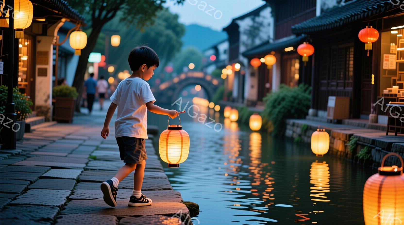 小さな男の子が、提灯を手にしながら石畳の道を進んでいます。彼は白いTシャツと短いズボンを身につけ、黒いスニーカーを履いています。背景には、運河に反射する提灯の光が灯り、古い建物が並び、緑豊かな木々がそびえ立っています。