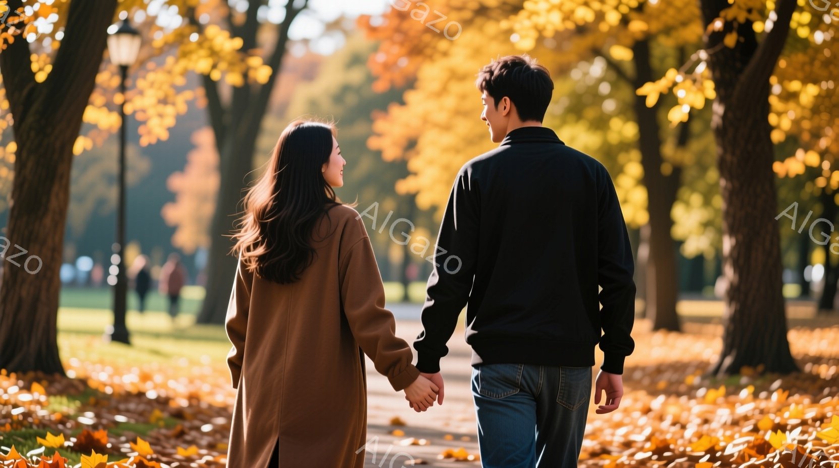 長い髪をなびかせた女性は、キャメル色のロングコートを着ています。男性は黒のジャケットとジーンズ姿で、女性の手を握りながら遊歩道を歩いています。背景には、紅葉した木々と緑の芝生が広がり、秋の穏やかな雰囲 - AI生成フリー素材