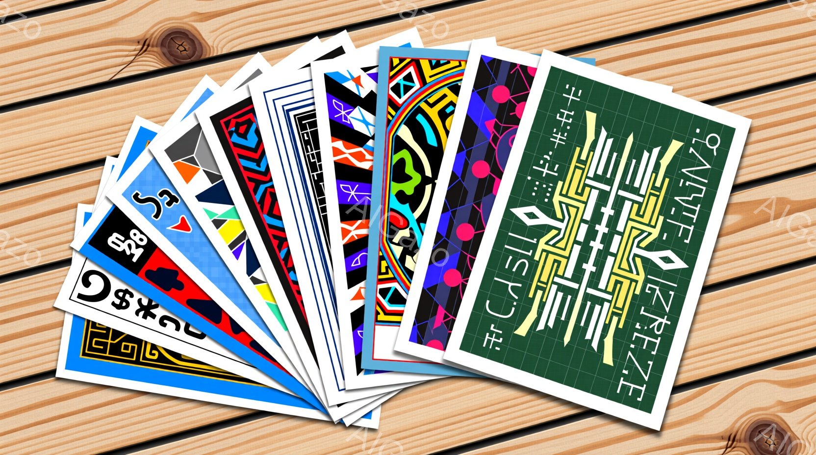 様々な色と幾何学模様が描かれた長方形のカードが積み重ねられた様子を捉えています。カードは赤、青、紫、緑など鮮やかな色彩で彩られ、それぞれ異なる複雑なデザインが施されています。背景は木製のテーブルで、暖かく落ち着いた雰囲気です。