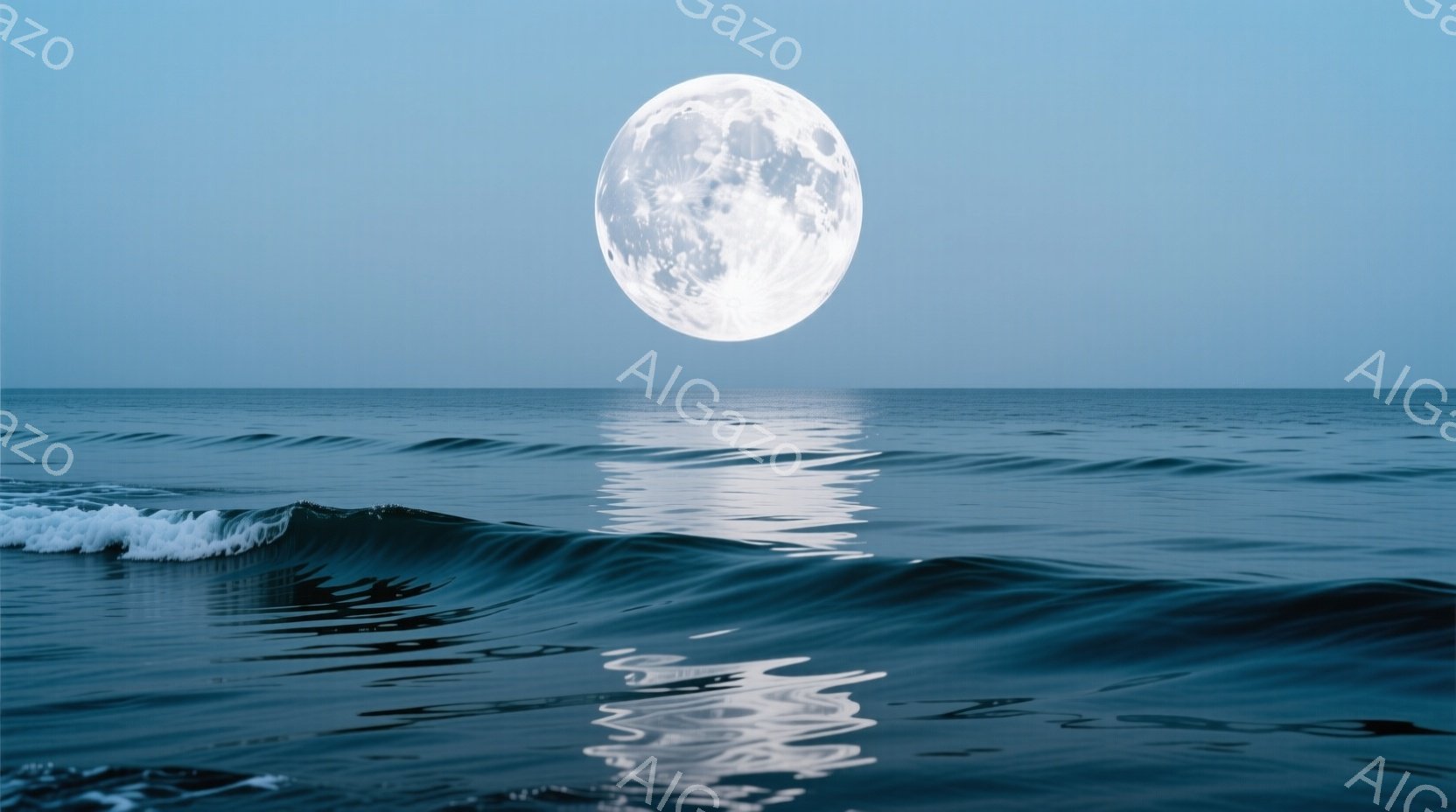 紺碧の海面に、満月が輝き、水面に銀色の道を作り出している。波は穏やかで、月の光を反射し、静かで神秘的な雰囲気を醸し出している。夜空は暗く、月光が海を照らし、幻想的な光景を作り出している。