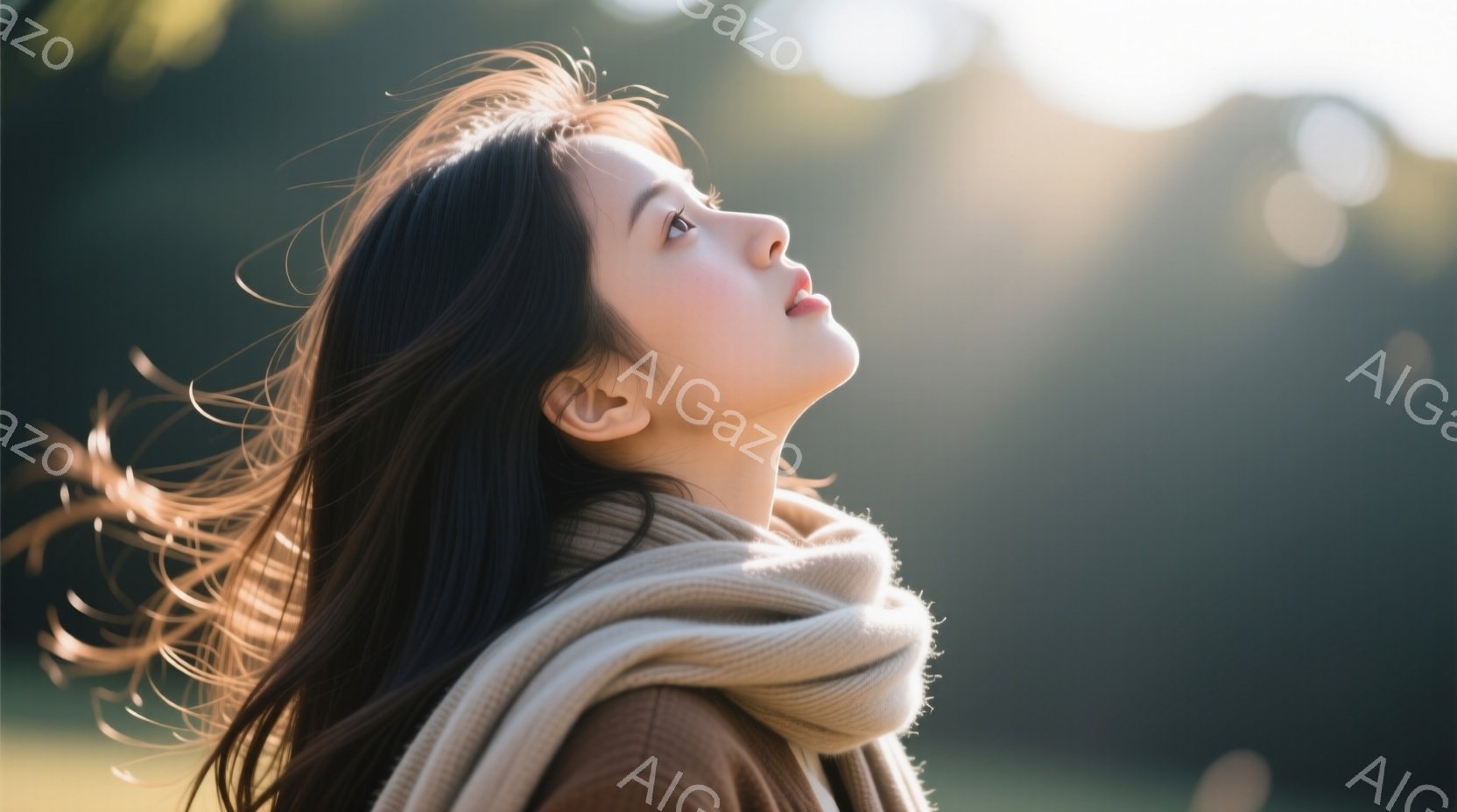 長い黒髪を風になびかせ、ベージュ色のスカーフを首に巻いた女性が、空を見上げています。彼女は茶色のジャケットを着ており、表情は穏やかで、どこか希望に満ちています。背景は緑豊かな自然で、光が差し込み、暖か - AI生成フリー素材