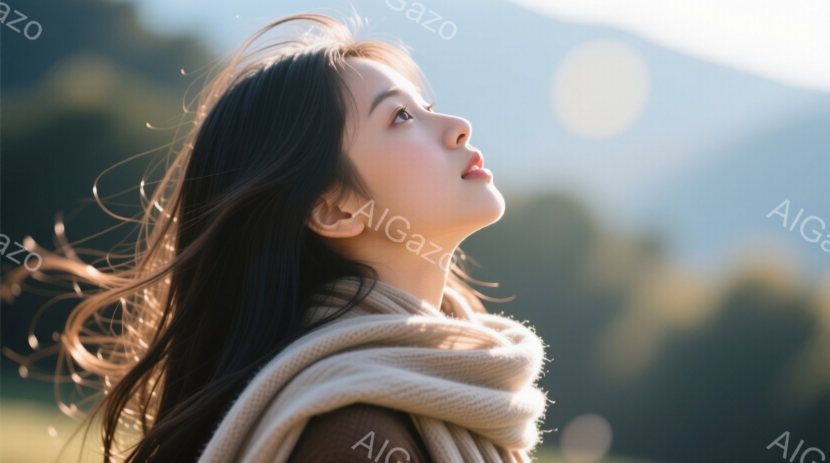 長い黒髪を風になびかせ、ベージュ色のマフラーを首に巻いた女性が、顔をわずかに上に向けて空を見つめている。茶色のトップスを着ており、背景には緑豊かな木々と柔らかな光が差し込む自然が広がっている。全体的に - AI生成フリー素材