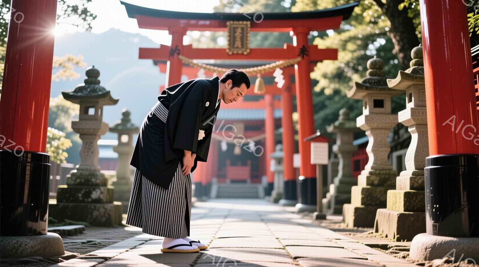 黒い着物と白と黒の縞模様の袴を身に着けた人物が、神社の石畳の道で深くお辞儀をしています。背景には鮮やかな朱色の鳥居と石灯籠が並び、日光が差し込み穏やかな雰囲気を醸し出しています。人物は頭を下げ、敬虔な姿勢で祈りを捧げているようです。