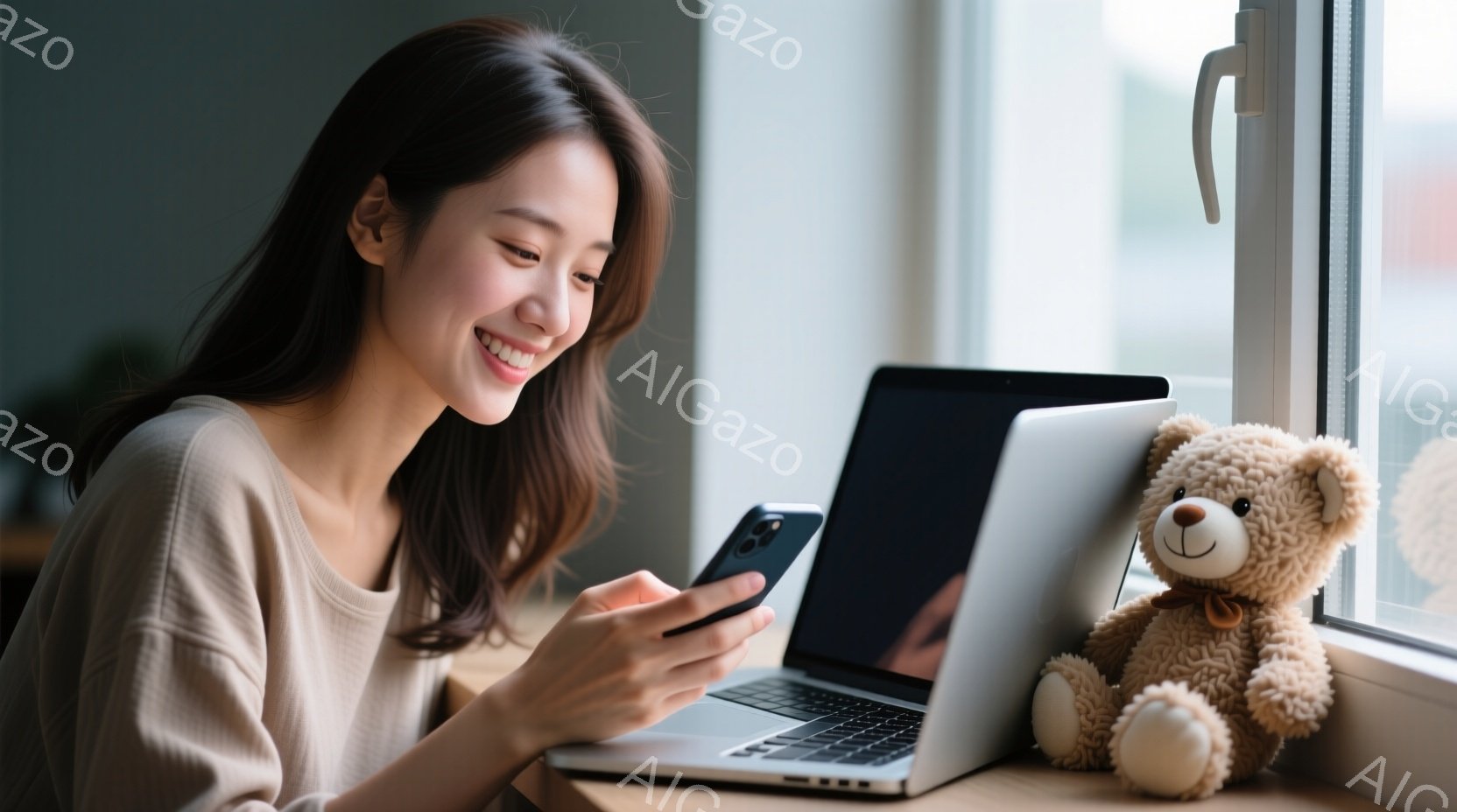 明るい茶色の髪を肩まで伸ばした女性が、スマートフォンを見ながら微笑んでいます。彼女はベージュ色のトップスを着ており、膝の上には開いたノートパソコンがあります。窓の外には建物が見え、窓辺には可愛らしいテ - AI生成フリー素材